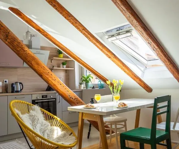 아파트 Cool Attic W Gallery In The Heart Of 스플리트