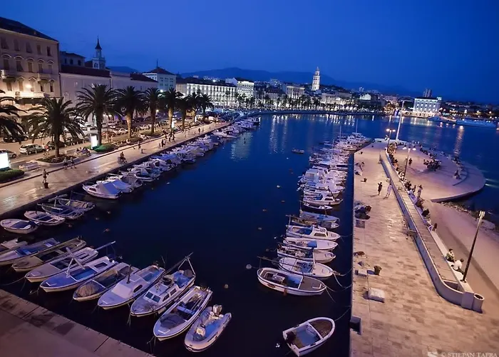 Cool Attic W Gallery In The Heart Of 스플리트