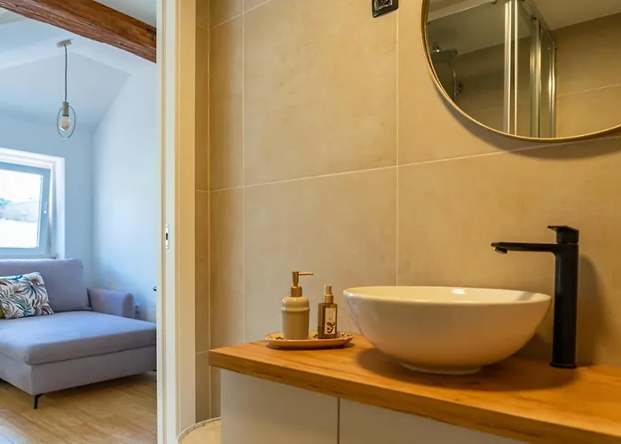 Cool Attic W Gallery In The Heart Of