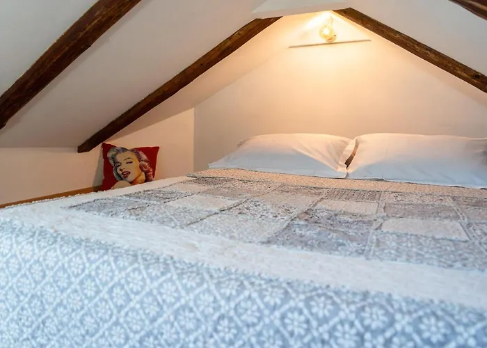 Cool Attic W Gallery In The Heart Of 아파트 *