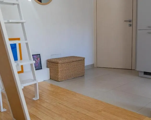 Cool Attic W Gallery In The Heart Of 아파트 스플리트