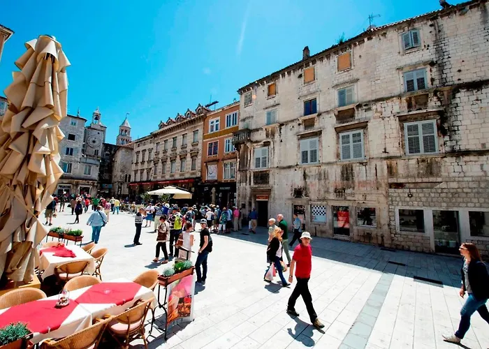 Cool Attic W Gallery In The Heart Of 아파트