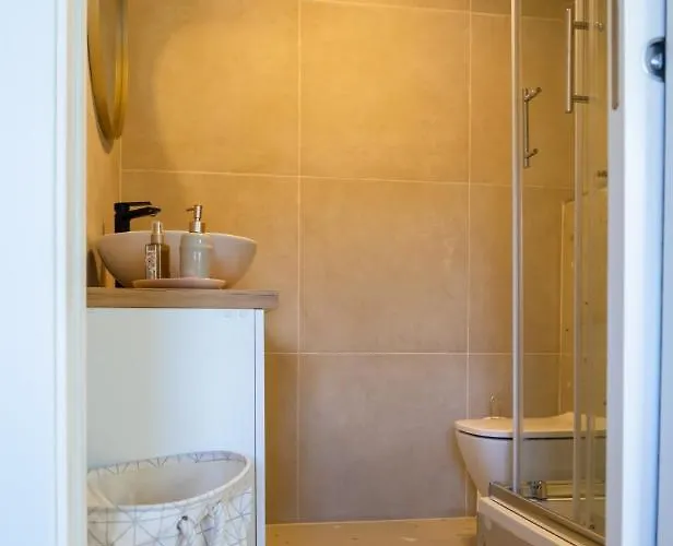 Cool Attic W Gallery In The Heart Of 아파트