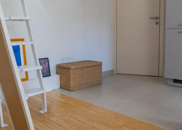 Cool Attic W Gallery In The Heart Of 아파트