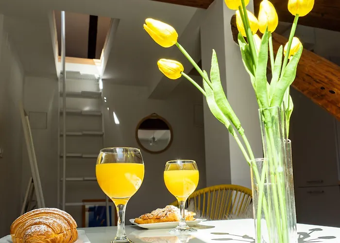 Cool Attic W Gallery In The Heart Of 아파트 *