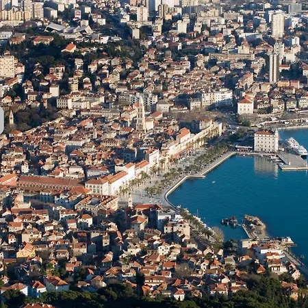 Apartman Cool Attic W Gallery In The Heart Of Split