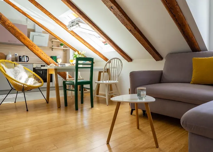 Cool Attic W Gallery In The Heart Of Lägenhet Split