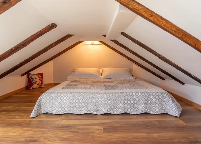 Cool Attic W Gallery In The Heart Of Lägenhet *