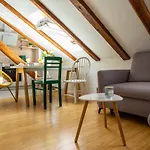 Cool Attic W Gallery In The Heart Of Lägenhet Split