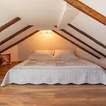 Cool Attic W Gallery In The Heart Of Lägenhet *