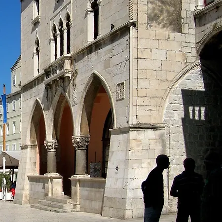 Cool Attic W Gallery In The Heart Of